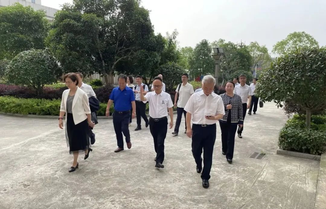 湖南省中醫(yī)藥研究院葛金文院長(zhǎng)和邵陽(yáng)市各級(jí)領(lǐng)導(dǎo)專家蒞臨天香生物產(chǎn)業(yè)園考察指導(dǎo)